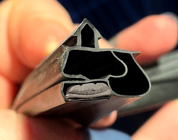 Querschnitt der Kühlschrankdichtung Profil 513 – Steckdichtung mit Magnet, echtes Foto